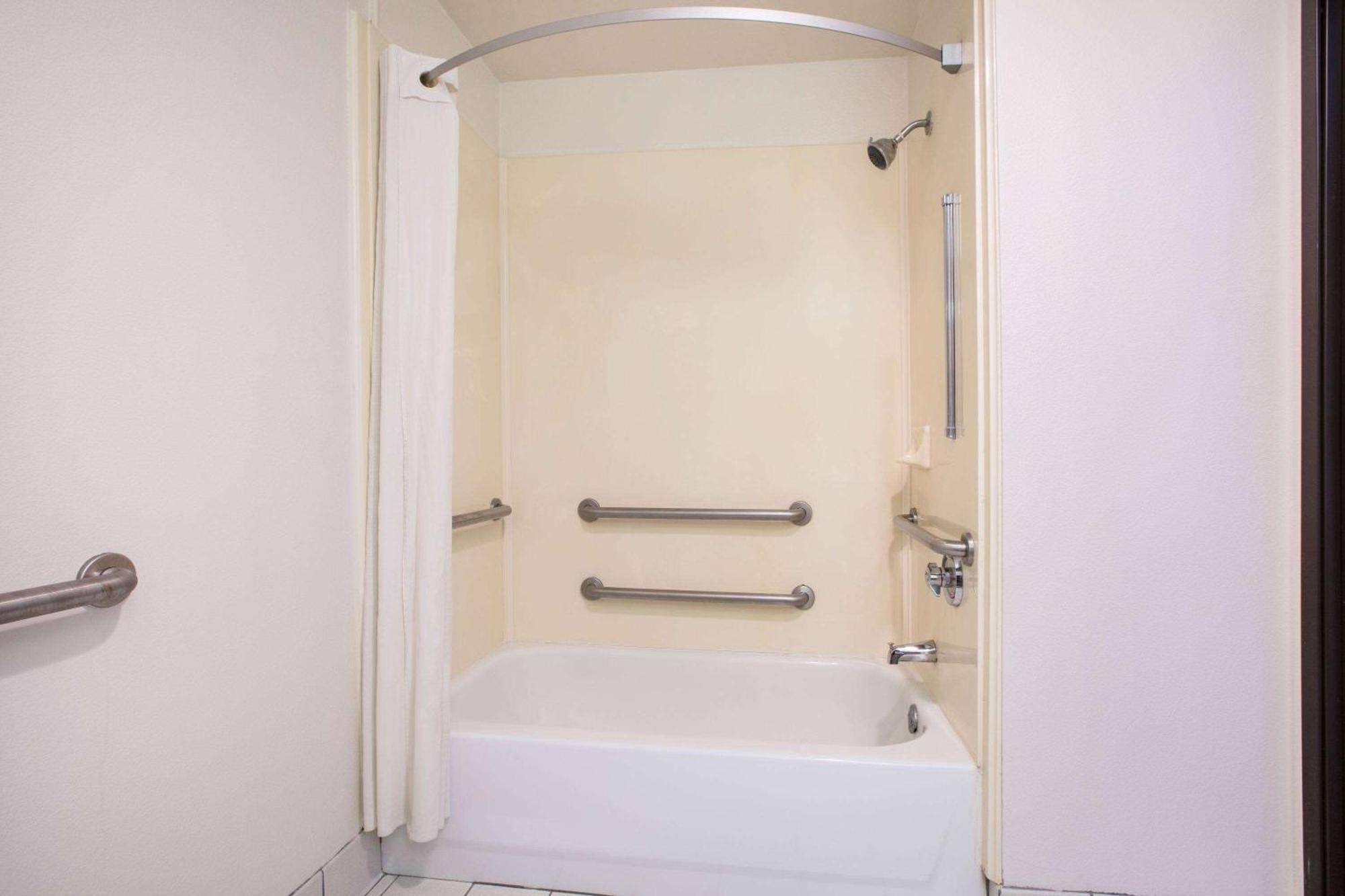 Hotel Super 8 By Wyndham North Dallas Area Garland