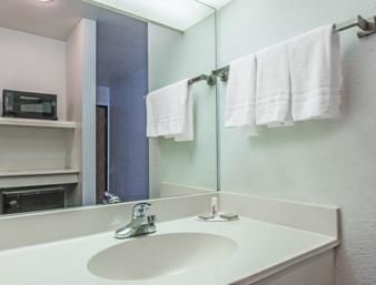 Super 8 By Wyndham North Dallas Area 2*