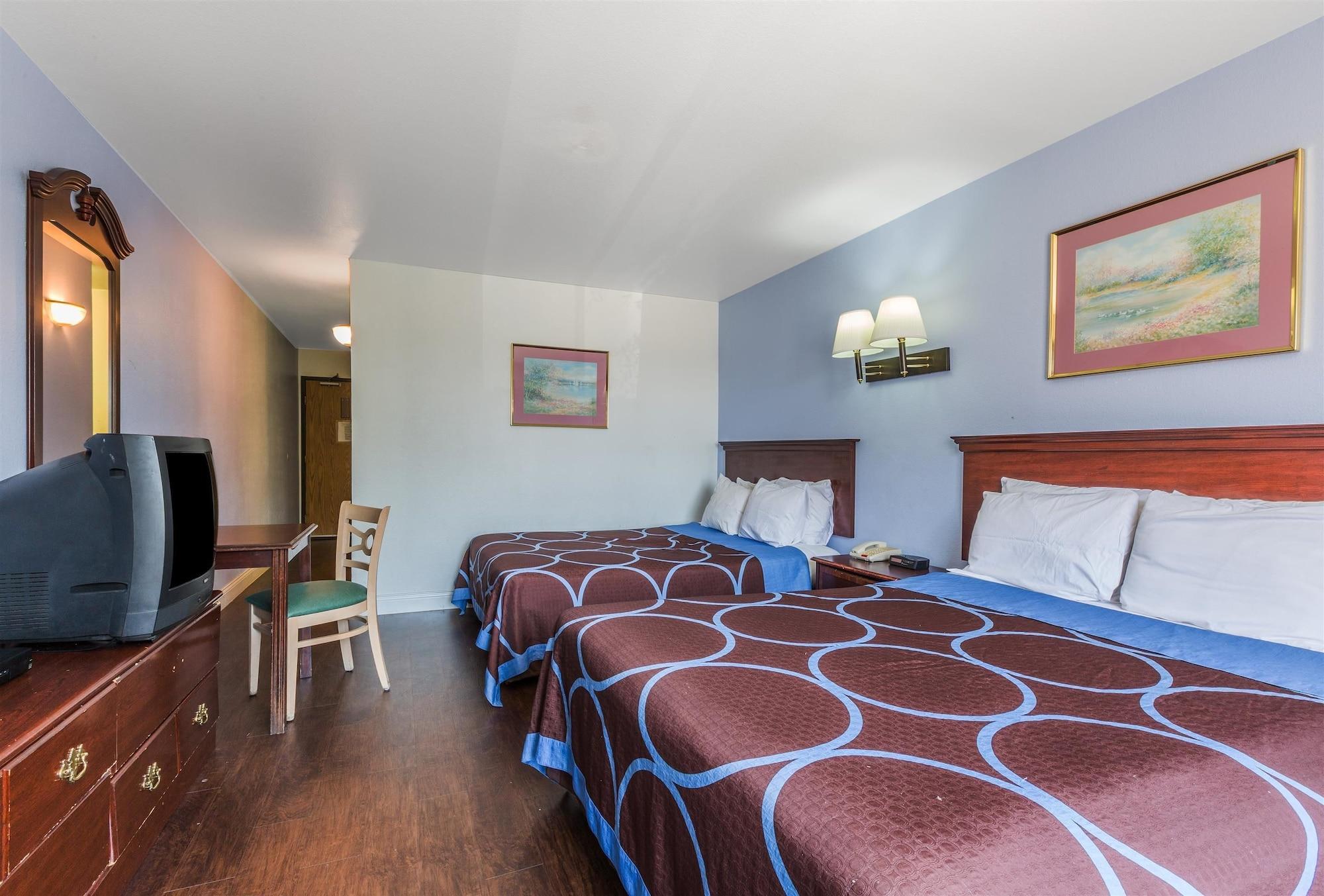 Super 8 By Wyndham North Dallas Area Hotel