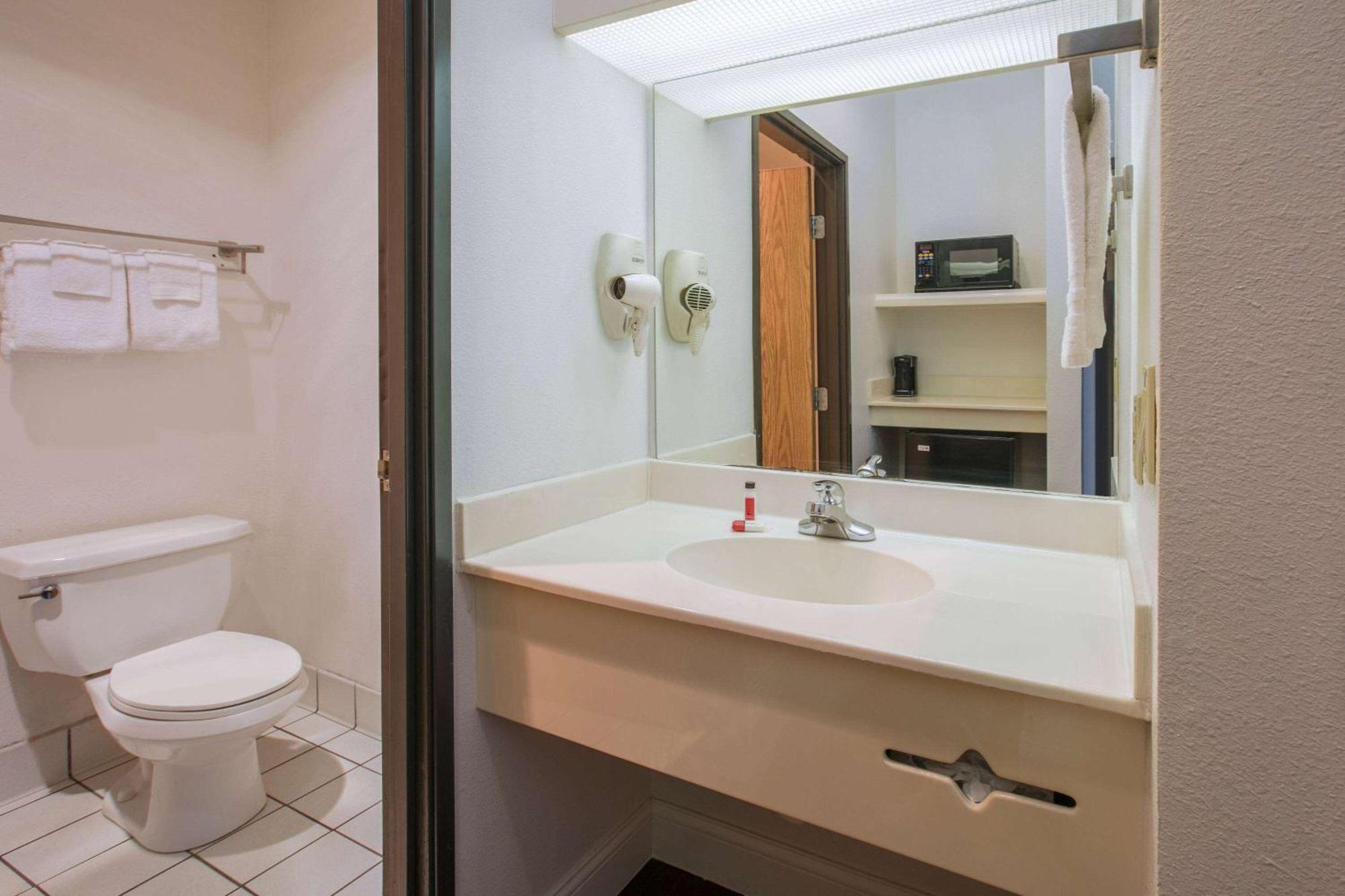 Super 8 By Wyndham North Dallas Area Hotel 2*