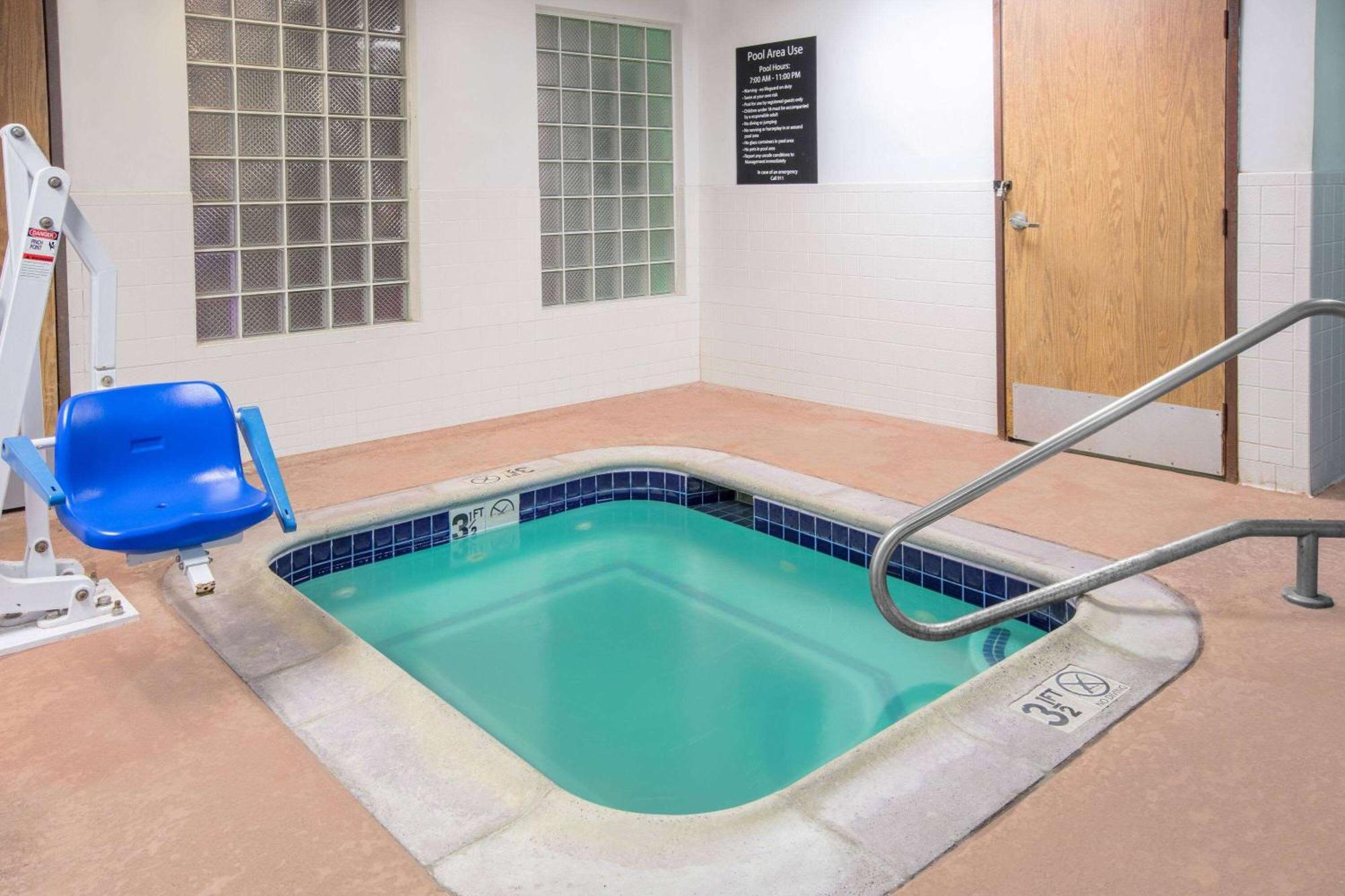 Super 8 By Wyndham North Dallas Area Hotel 2*
