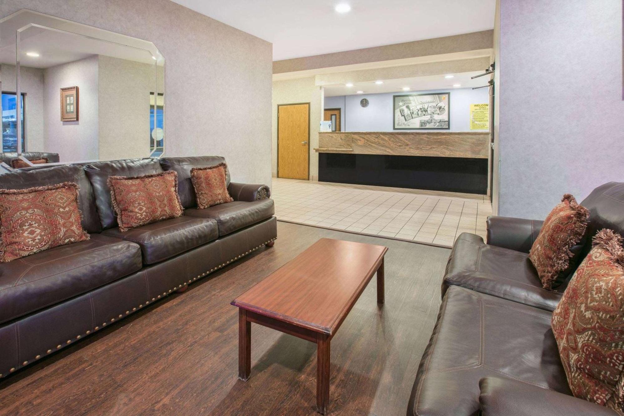 Super 8 By Wyndham North Dallas Area Hotel